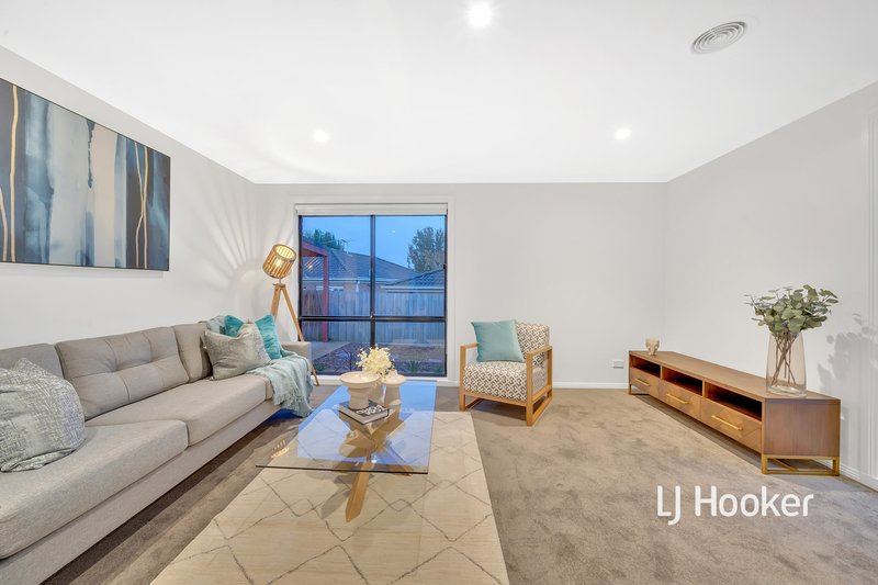 Photo - 10 Nihila Court, Hampton Park VIC 3976 - Image 3