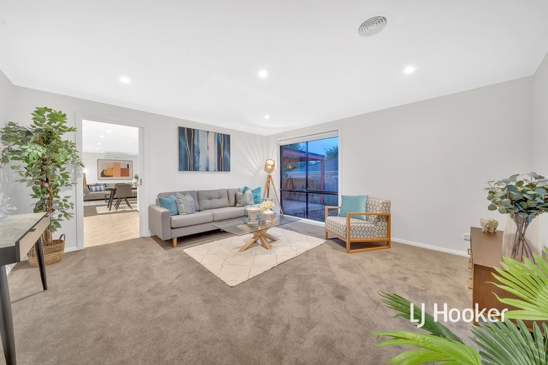 Photo - 10 Nihila Court, Hampton Park VIC 3976 - Image 4