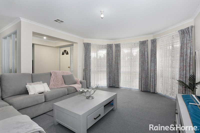 Photo - 10 Nixon Court, Roxburgh Park VIC 3064 - Image 3