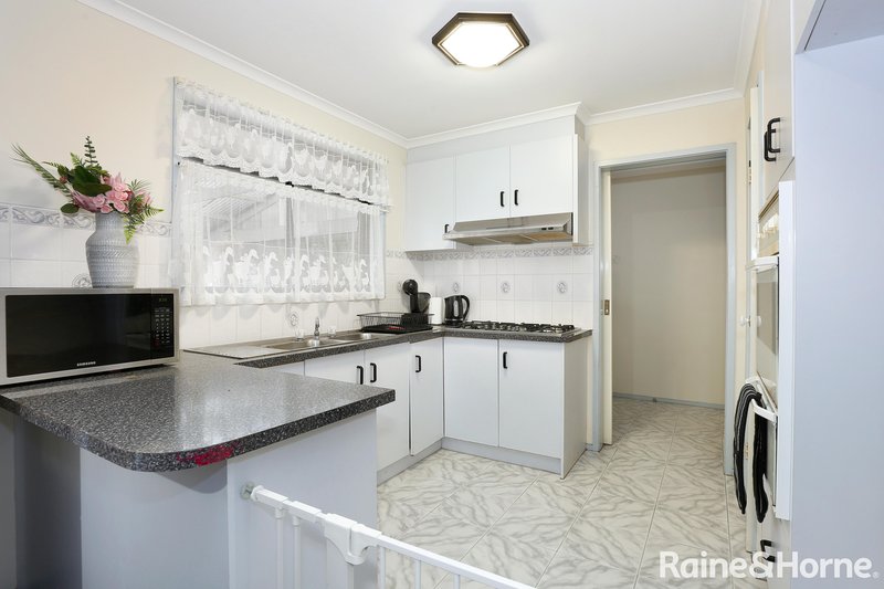 Photo - 10 Nixon Court, Roxburgh Park VIC 3064 - Image 4