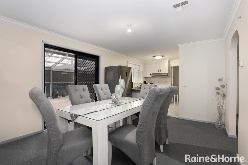 Photo - 10 Nixon Court, Roxburgh Park VIC 3064 - Image 5