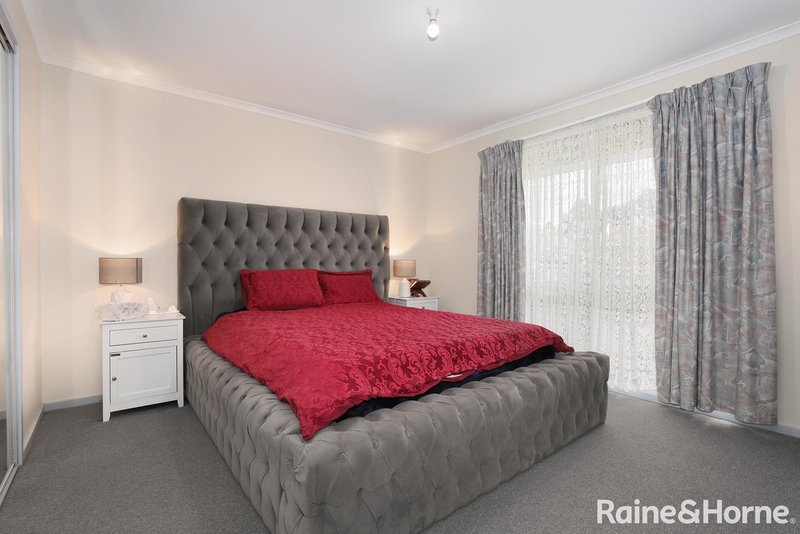 Photo - 10 Nixon Court, Roxburgh Park VIC 3064 - Image 6