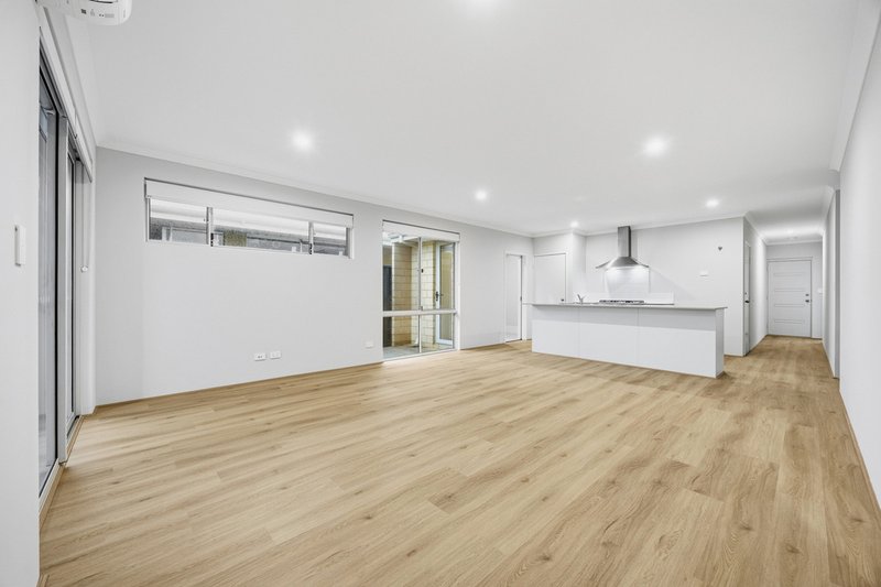Photo - 10 Norfolk Avenue, Port Kennedy WA 6172 - Image 2