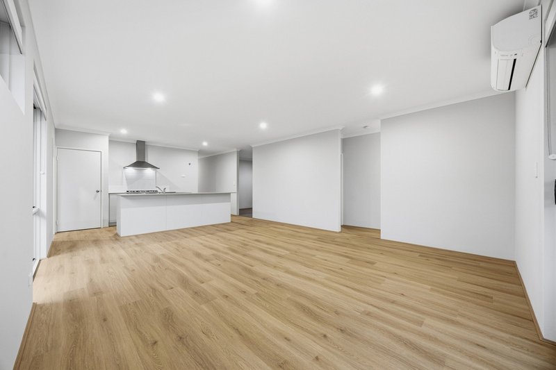 Photo - 10 Norfolk Avenue, Port Kennedy WA 6172 - Image 4