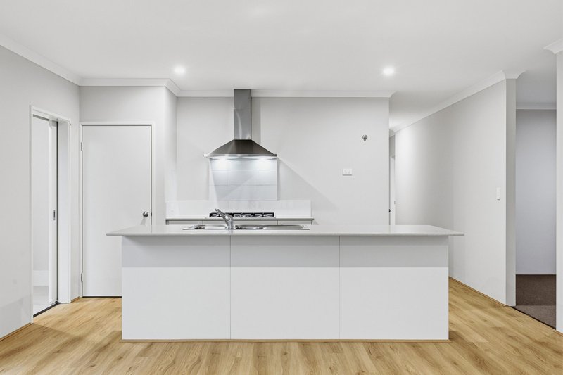 Photo - 10 Norfolk Avenue, Port Kennedy WA 6172 - Image 6