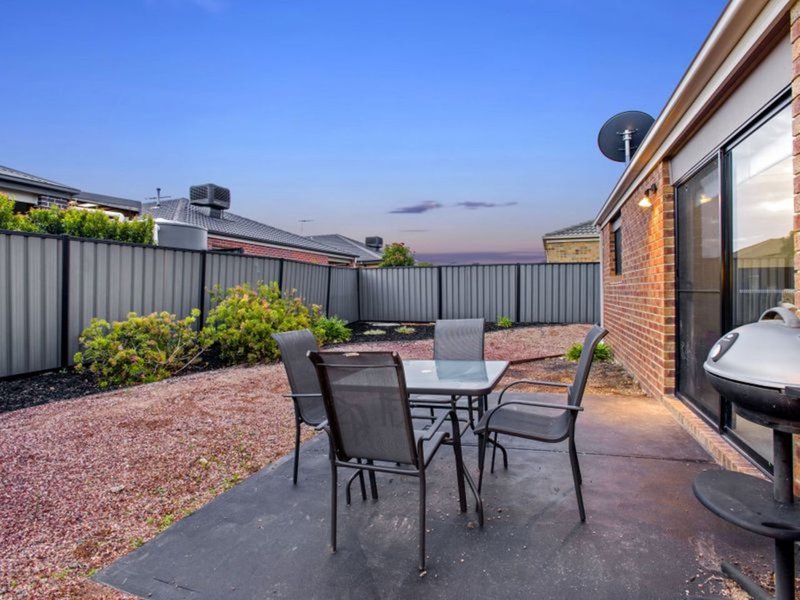 Photo - 10 Nossal Drive, Point Cook VIC 3030 - Image 8