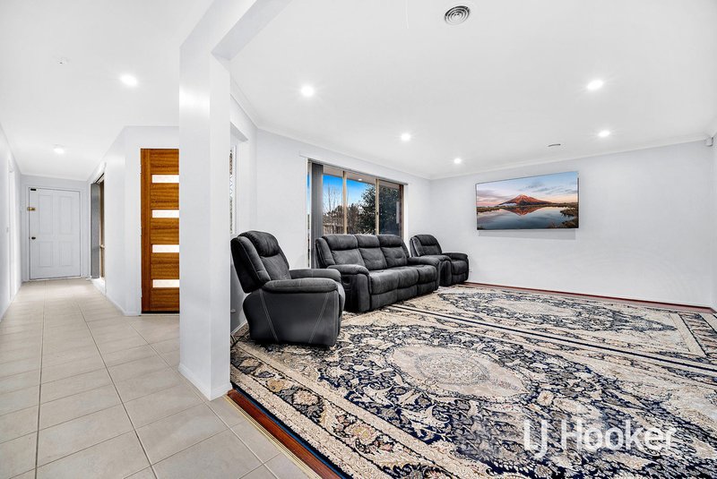 Photo - 10 Nuzla Circuit, Hampton Park VIC 3976 - Image 8