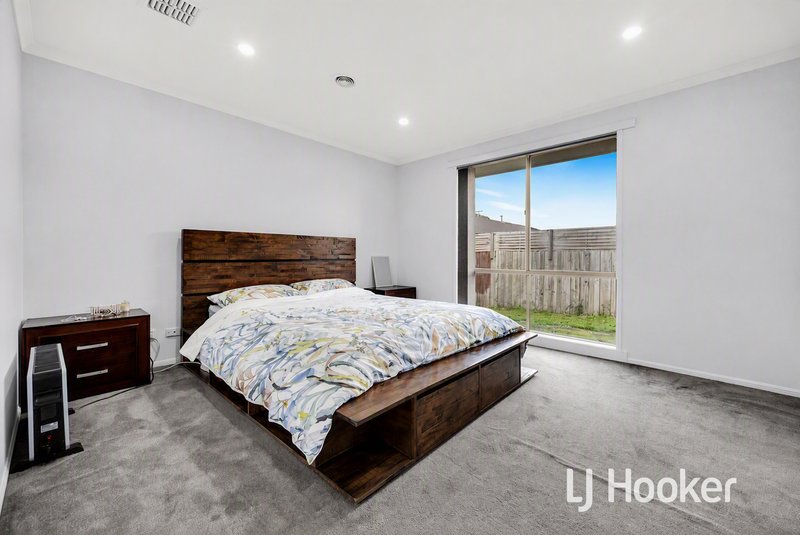 Photo - 10 Nuzla Circuit, Hampton Park VIC 3976 - Image 9