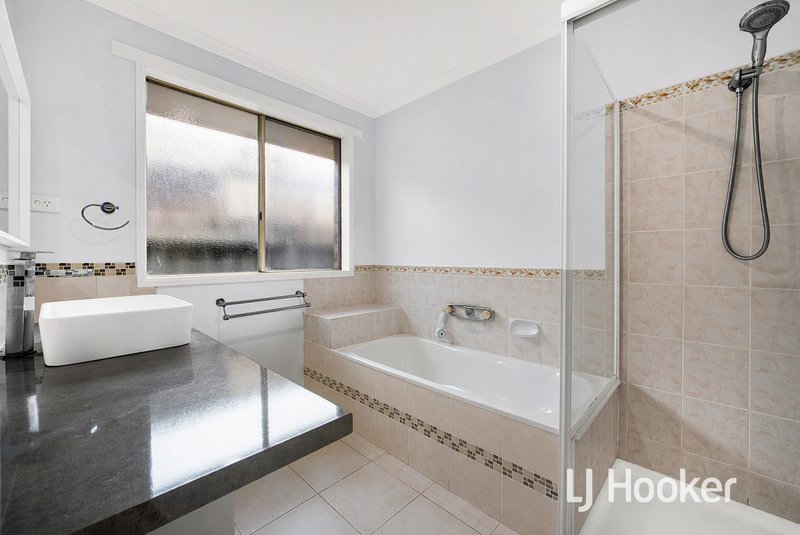 Photo - 10 Nuzla Circuit, Hampton Park VIC 3976 - Image 10