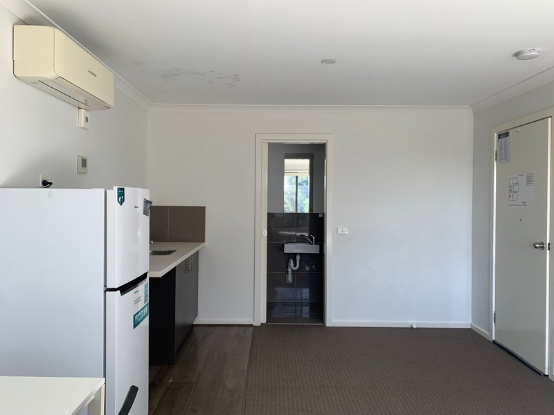 Photo - 10 Oak Grove, Springvale VIC 3171 - Image 3