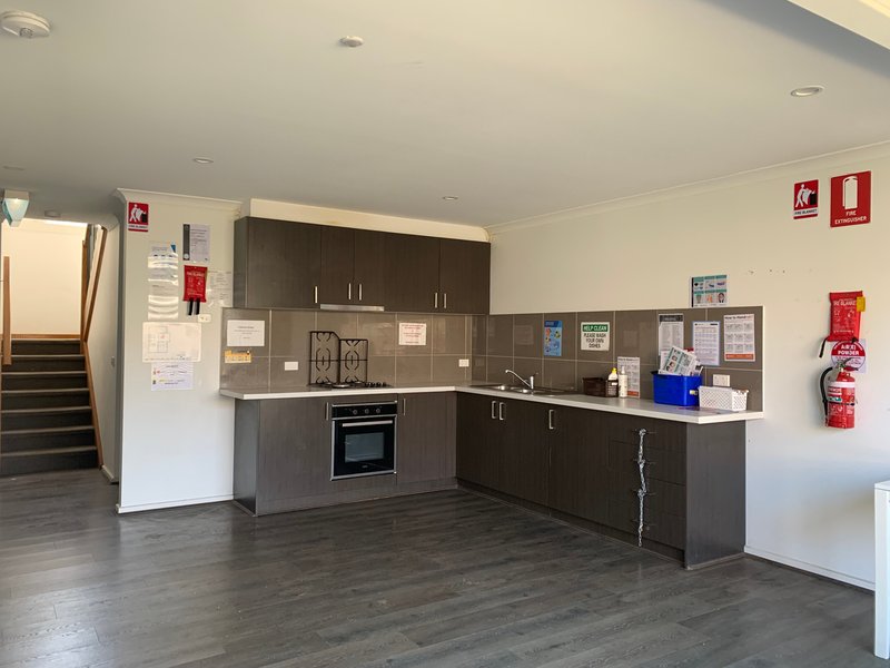 Photo - 10 Oak Grove, Springvale VIC 3171 - Image 7