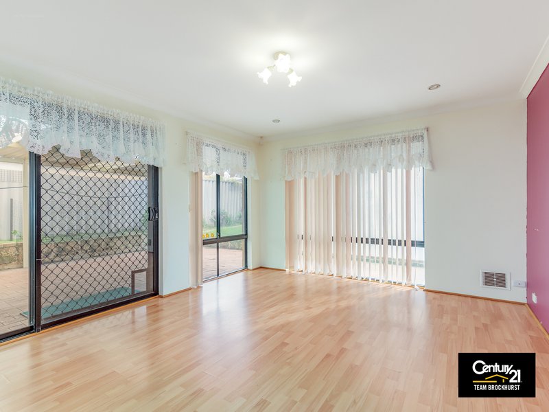 Photo - 10 Oakfield Gardens, Parmelia WA 6167 - Image 3