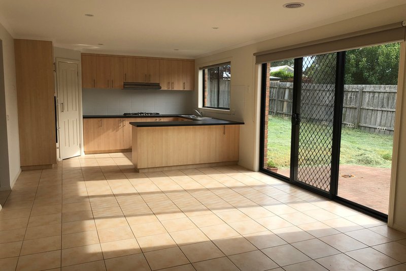 Photo - 10 Osmington Circle, Narre Warren South VIC 3805 - Image 3