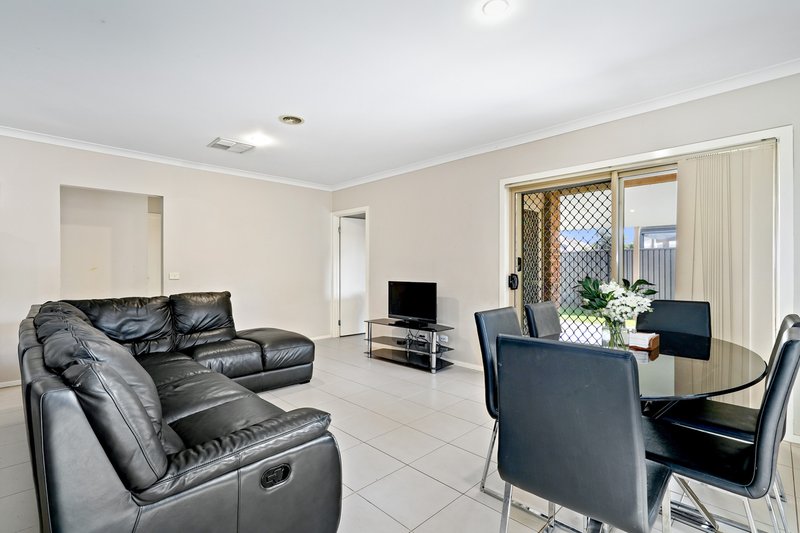 Photo - 10 Page Close, Pakenham VIC 3810 - Image 7