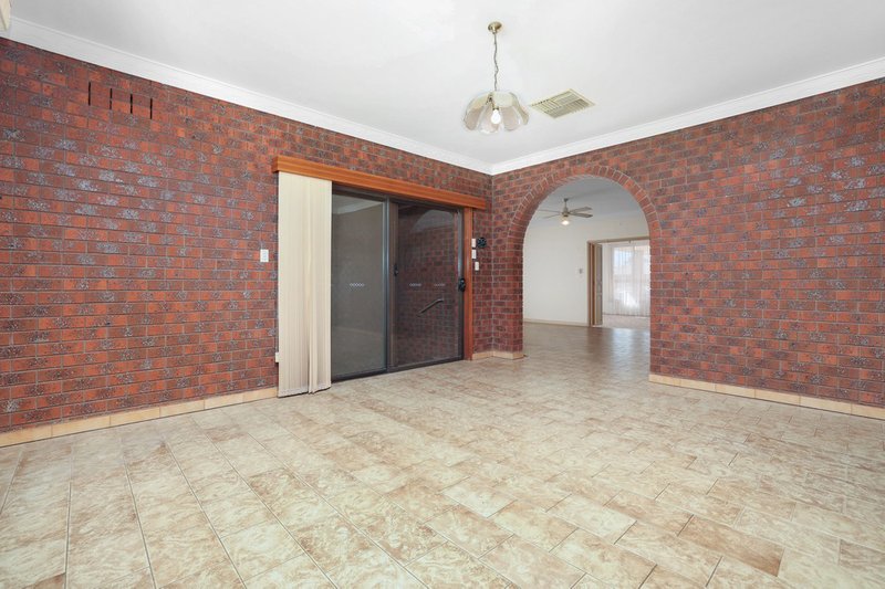 Photo - 10 Pagnoccolo Street, Werribee VIC 3030 - Image 3