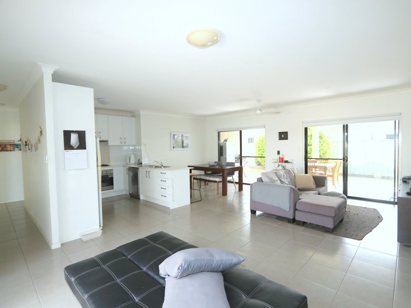 Photo - 10 Paperbark Place, Emerald QLD 4720 - Image 7