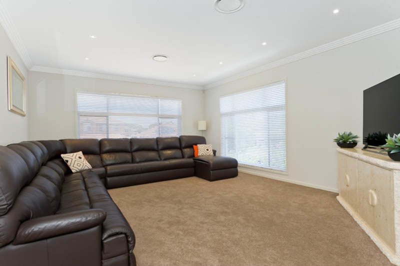 Photo - 10 Parkview Avenue, Picnic Point NSW 2213 - Image 4