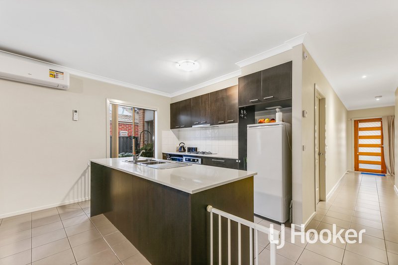 Photo - 10 Persimmon Lane, Pakenham VIC 3810 - Image 2