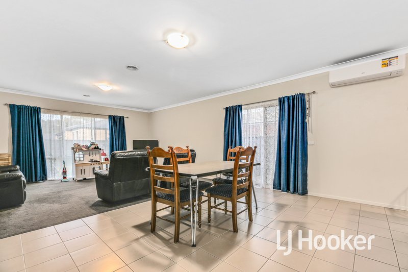 Photo - 10 Persimmon Lane, Pakenham VIC 3810 - Image 3