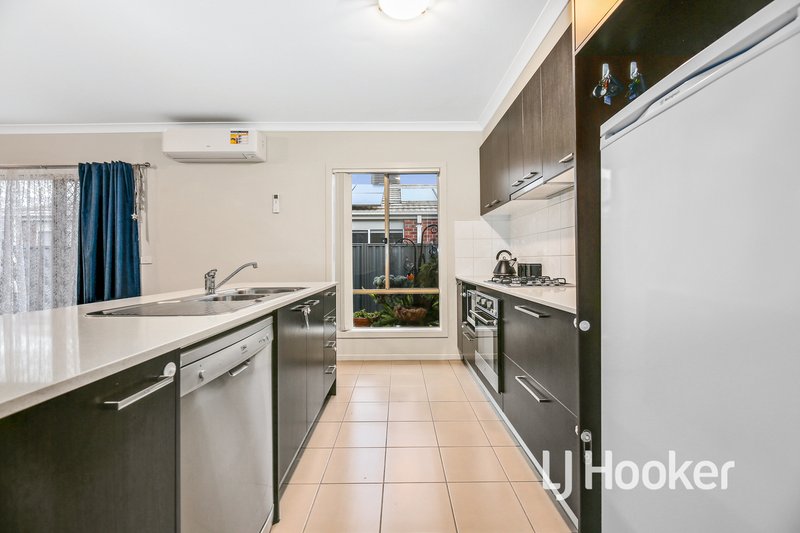 Photo - 10 Persimmon Lane, Pakenham VIC 3810 - Image 5