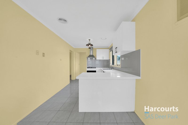 Photo - 10 Phyllis Parade, Deer Park VIC 3023 - Image 4