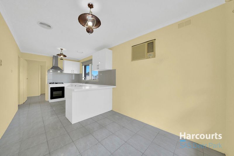 Photo - 10 Phyllis Parade, Deer Park VIC 3023 - Image 5