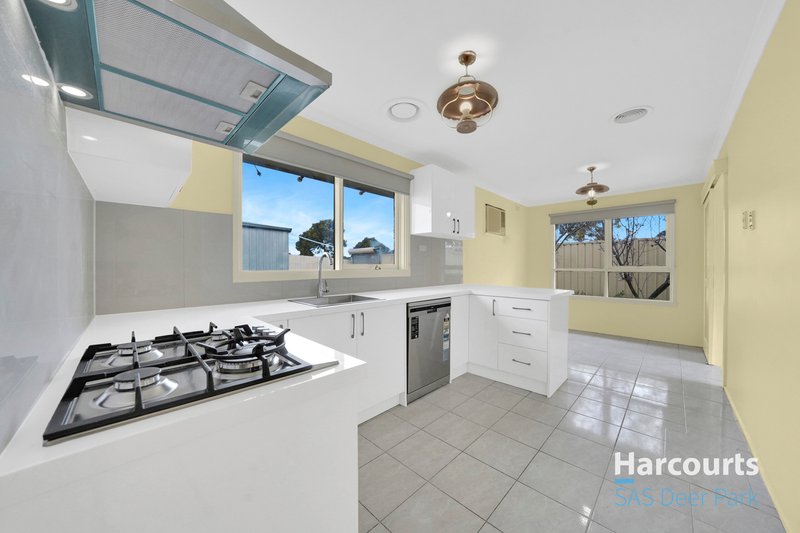 Photo - 10 Phyllis Parade, Deer Park VIC 3023 - Image 6