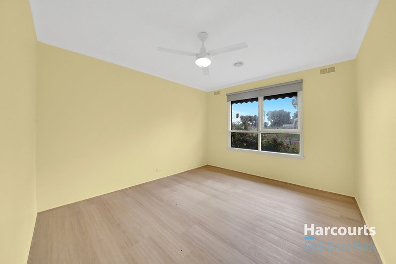 Photo - 10 Phyllis Parade, Deer Park VIC 3023 - Image 7