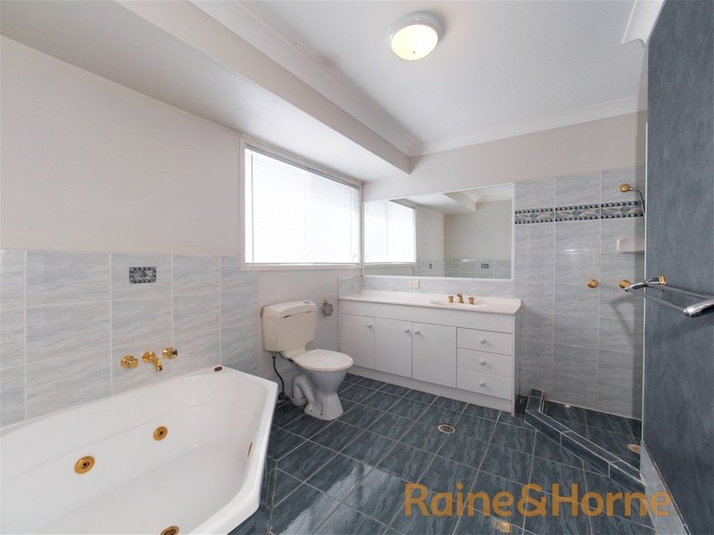 Photo - 10 Picasso Place, Mackenzie QLD 4156 - Image 15