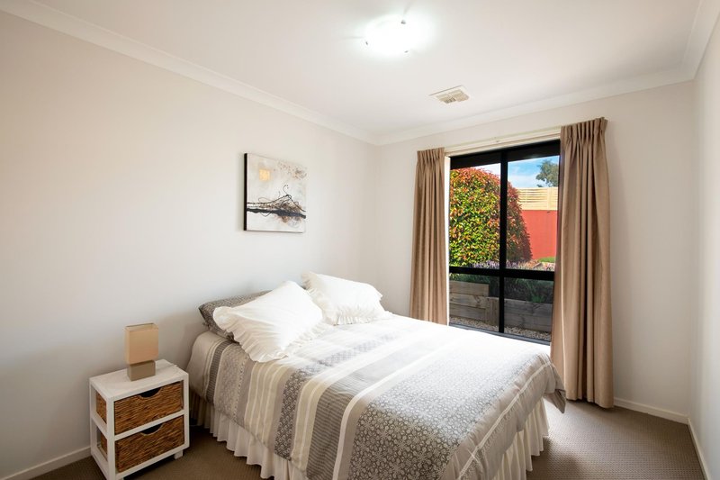 Photo - 10 Pinner Place, Macgregor ACT 2615 - Image 12