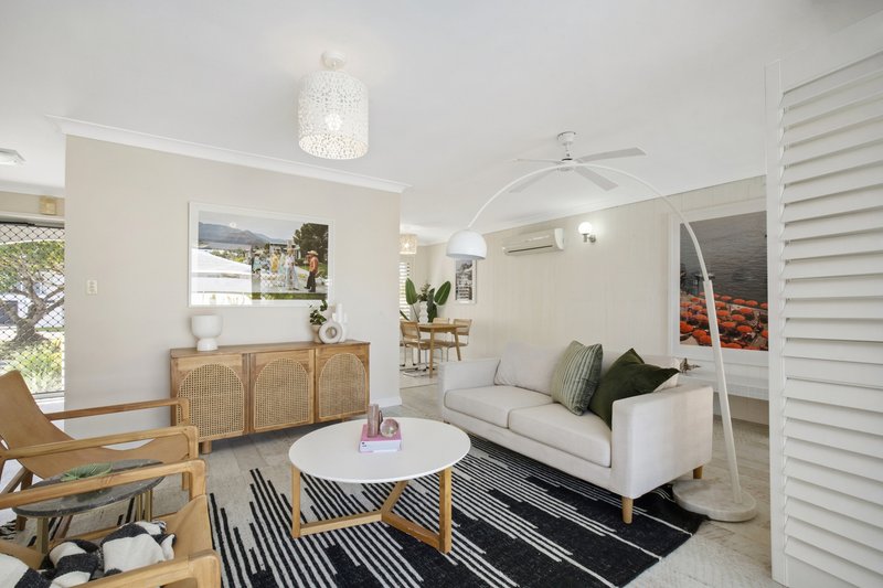 Photo - 10 Poinciana Blvd , Broadbeach Waters QLD 4218 - Image 3