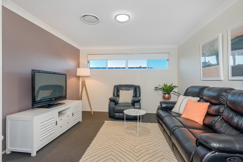 Photo - 10 Portsea Parade, Cameron Park NSW 2285 - Image 4