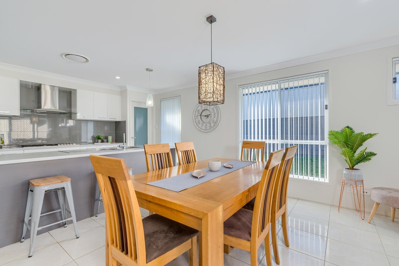 Photo - 10 Portsea Parade, Cameron Park NSW 2285 - Image 6