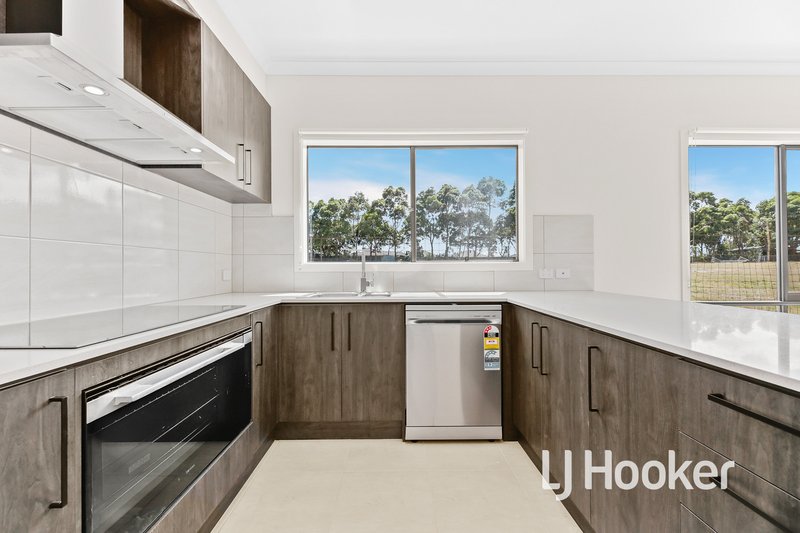 Photo - 10 Prosperous Way, Cranbourne East VIC 3977 - Image 3