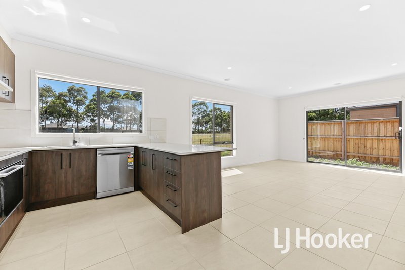 Photo - 10 Prosperous Way, Cranbourne East VIC 3977 - Image 4