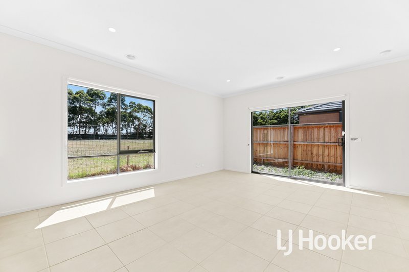 Photo - 10 Prosperous Way, Cranbourne East VIC 3977 - Image 5