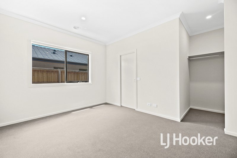 Photo - 10 Prosperous Way, Cranbourne East VIC 3977 - Image 6