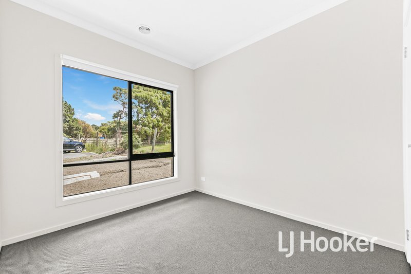 Photo - 10 Prosperous Way, Cranbourne East VIC 3977 - Image 8