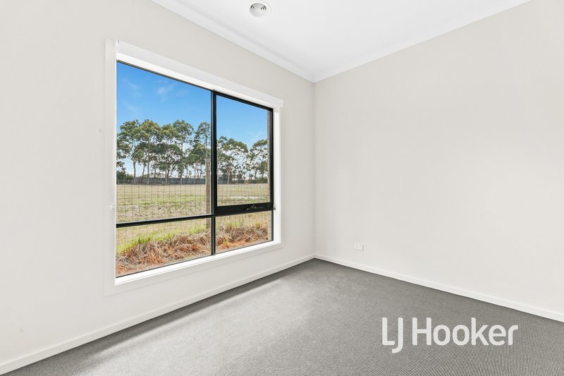 Photo - 10 Prosperous Way, Cranbourne East VIC 3977 - Image 10