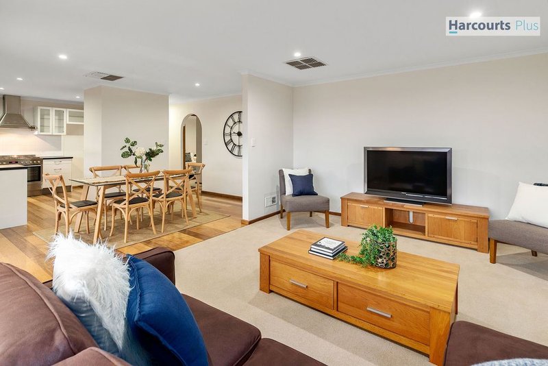 Photo - 10 Quinvale Road, Hallett Cove SA 5158 - Image 10