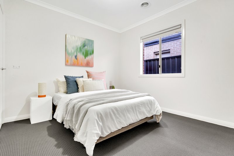 Photo - 10 Rainham Avenue, Craigieburn VIC 3064 - Image 10