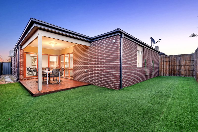 Photo - 10 Rainham Avenue, Craigieburn VIC 3064 - Image 15