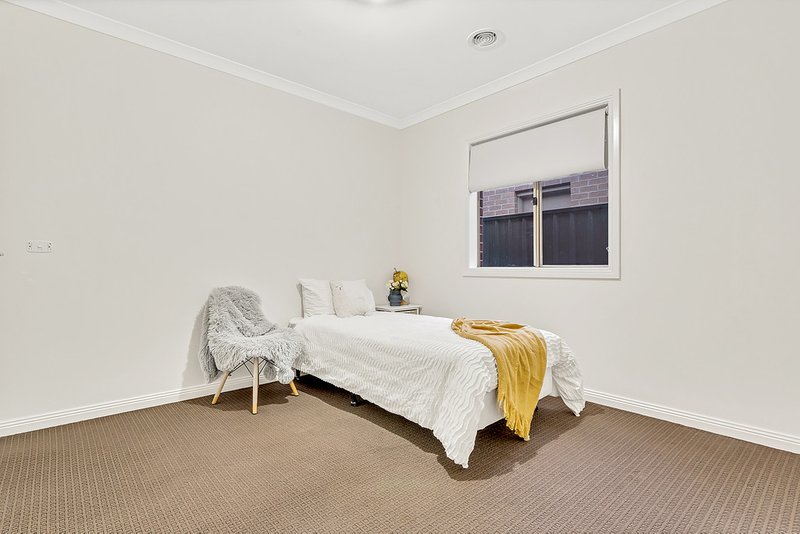 Photo - 10 Rainham Avenue, Craigieburn VIC 3064 - Image 12