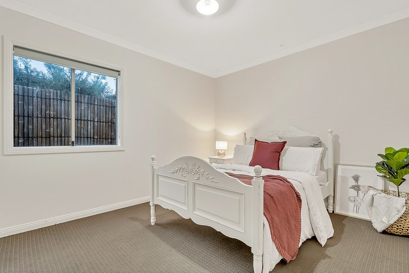 Photo - 10 Rainham Avenue, Craigieburn VIC 3064 - Image 13