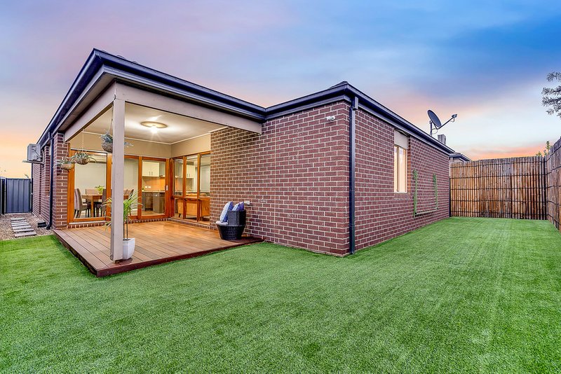 Photo - 10 Rainham Avenue, Craigieburn VIC 3064 - Image 17