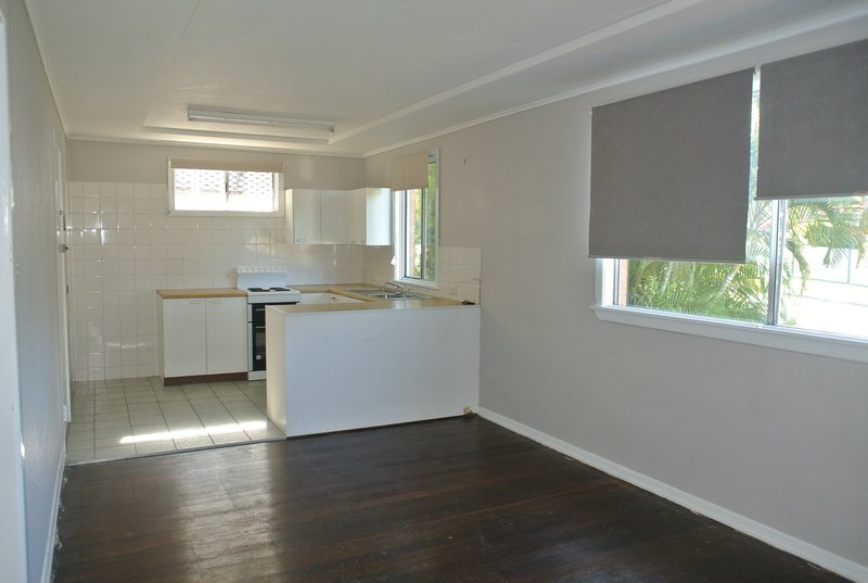 Photo - 10 Ralph St , Clontarf QLD 4019 - Image 3