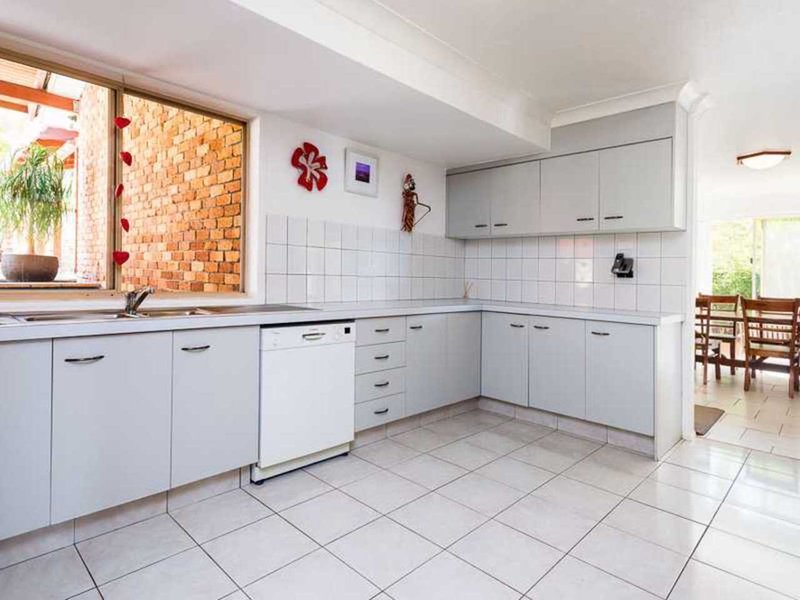 Photo - 10 Rangeview Ct , Burleigh Waters QLD 4220 - Image 11