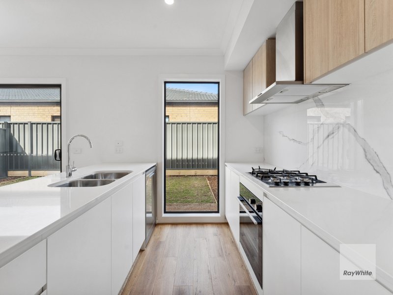 Photo - 10 Ravenscraig Drive, Strathtulloh VIC 3338 - Image 4