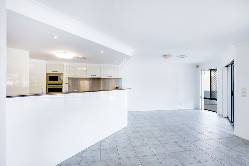 Photo - 10 Rebecca Court, Broadbeach Waters QLD 4218 - Image 10