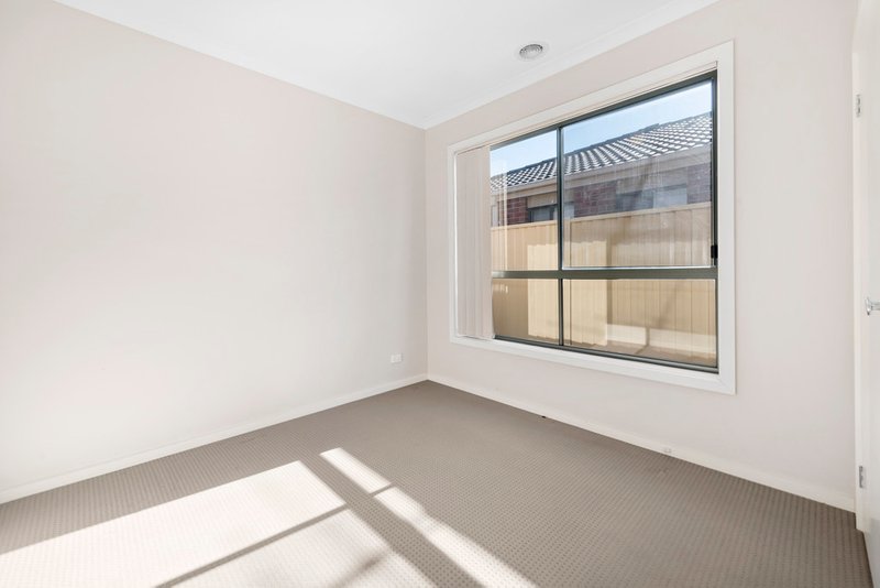 Photo - 10 Reefton Court, South Morang VIC 3752 - Image 5